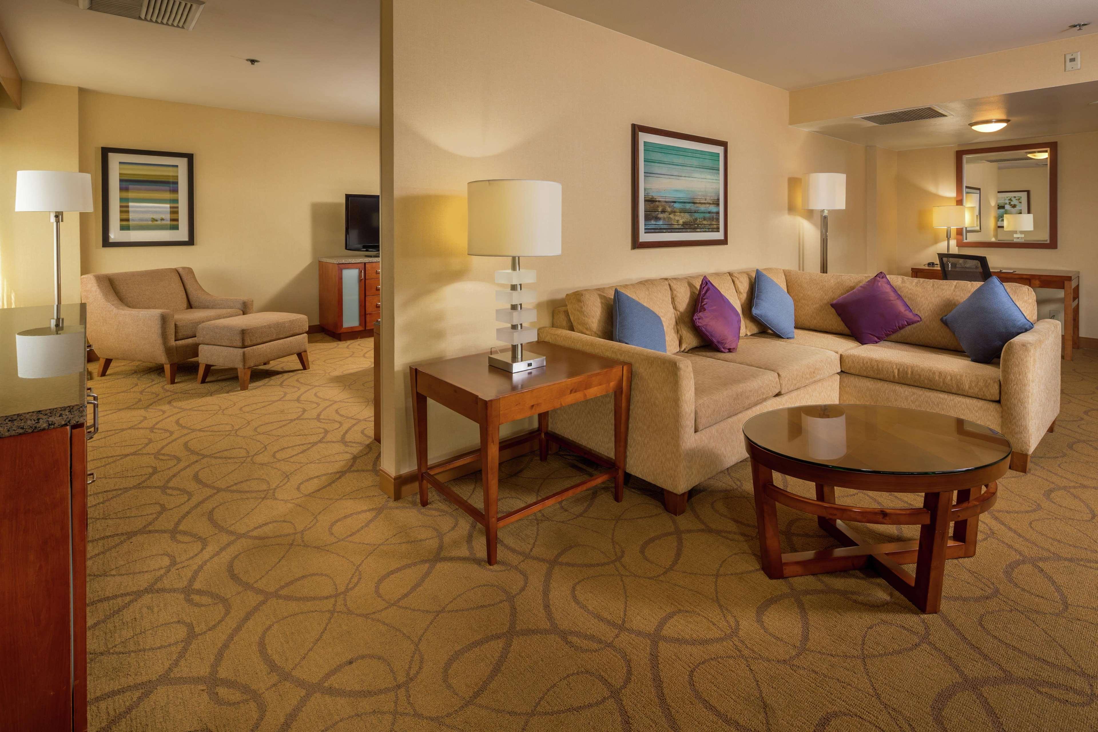 Doubletree By Hilton Carson Hotel Екстериор снимка