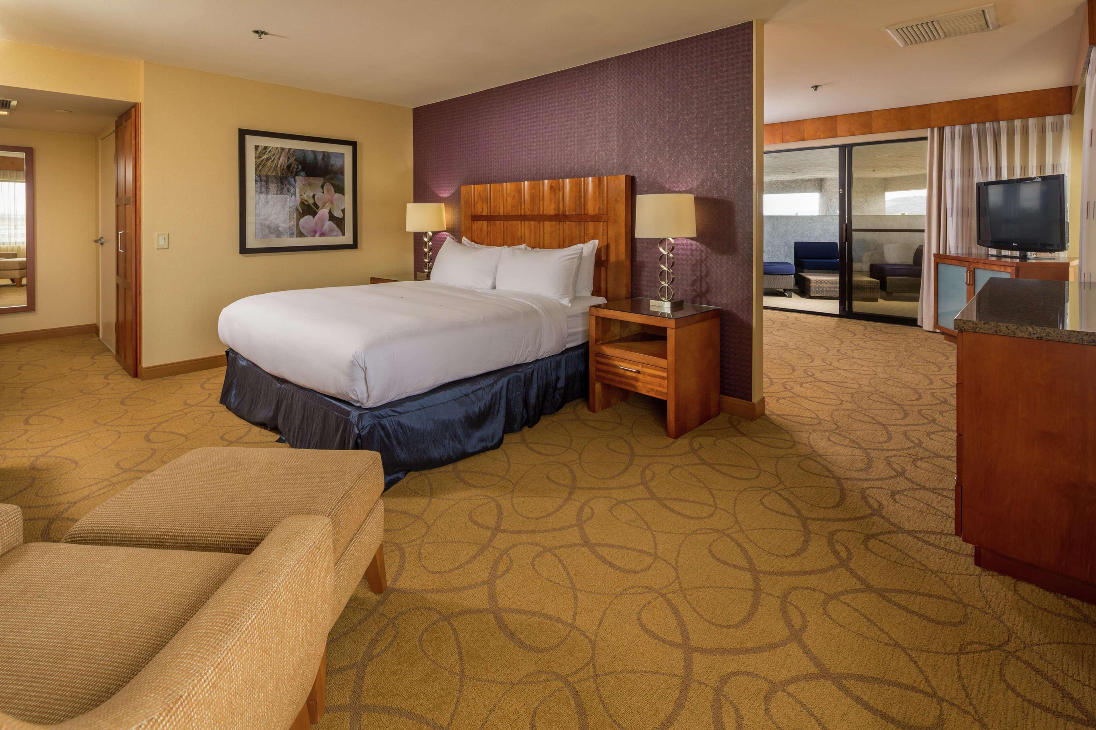 Doubletree By Hilton Carson Hotel Екстериор снимка
