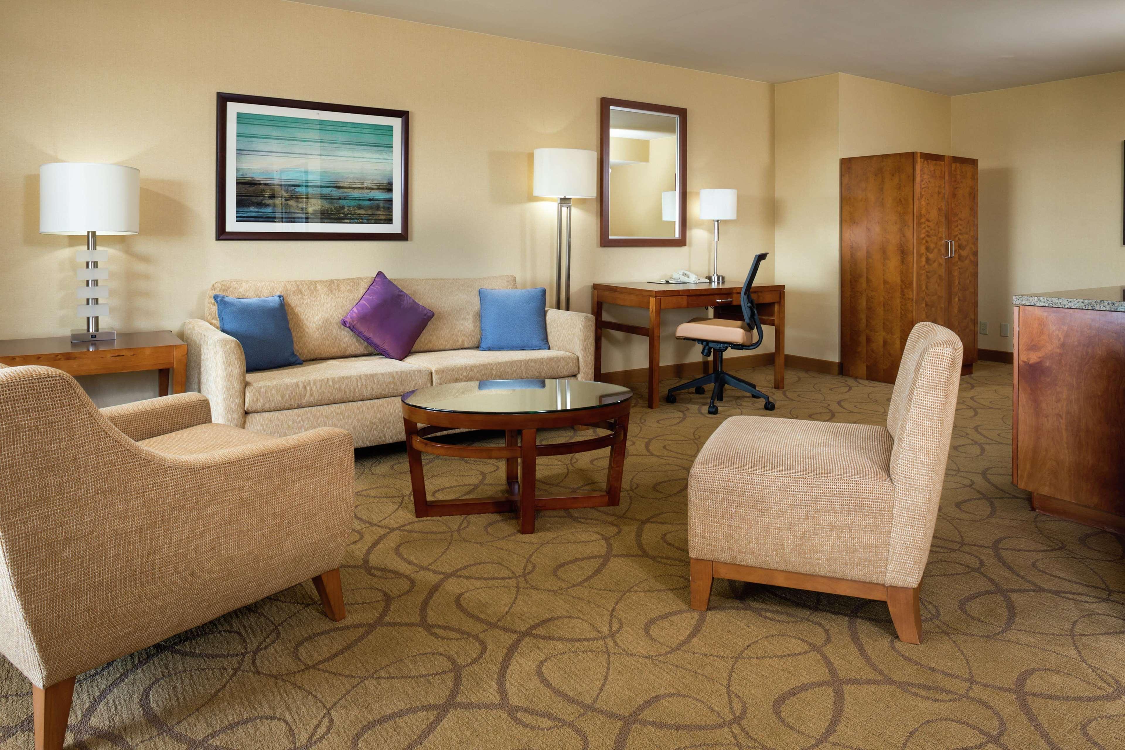 Doubletree By Hilton Carson Hotel Екстериор снимка