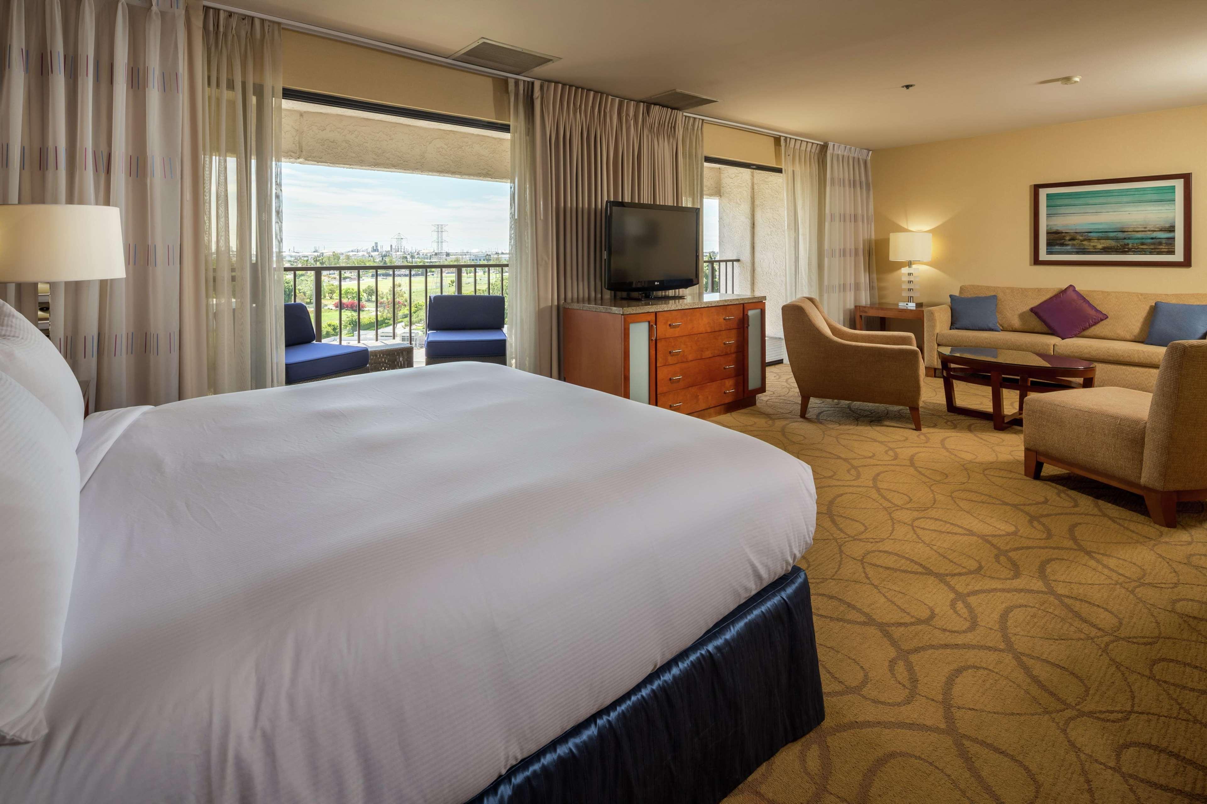 Doubletree By Hilton Carson Hotel Екстериор снимка