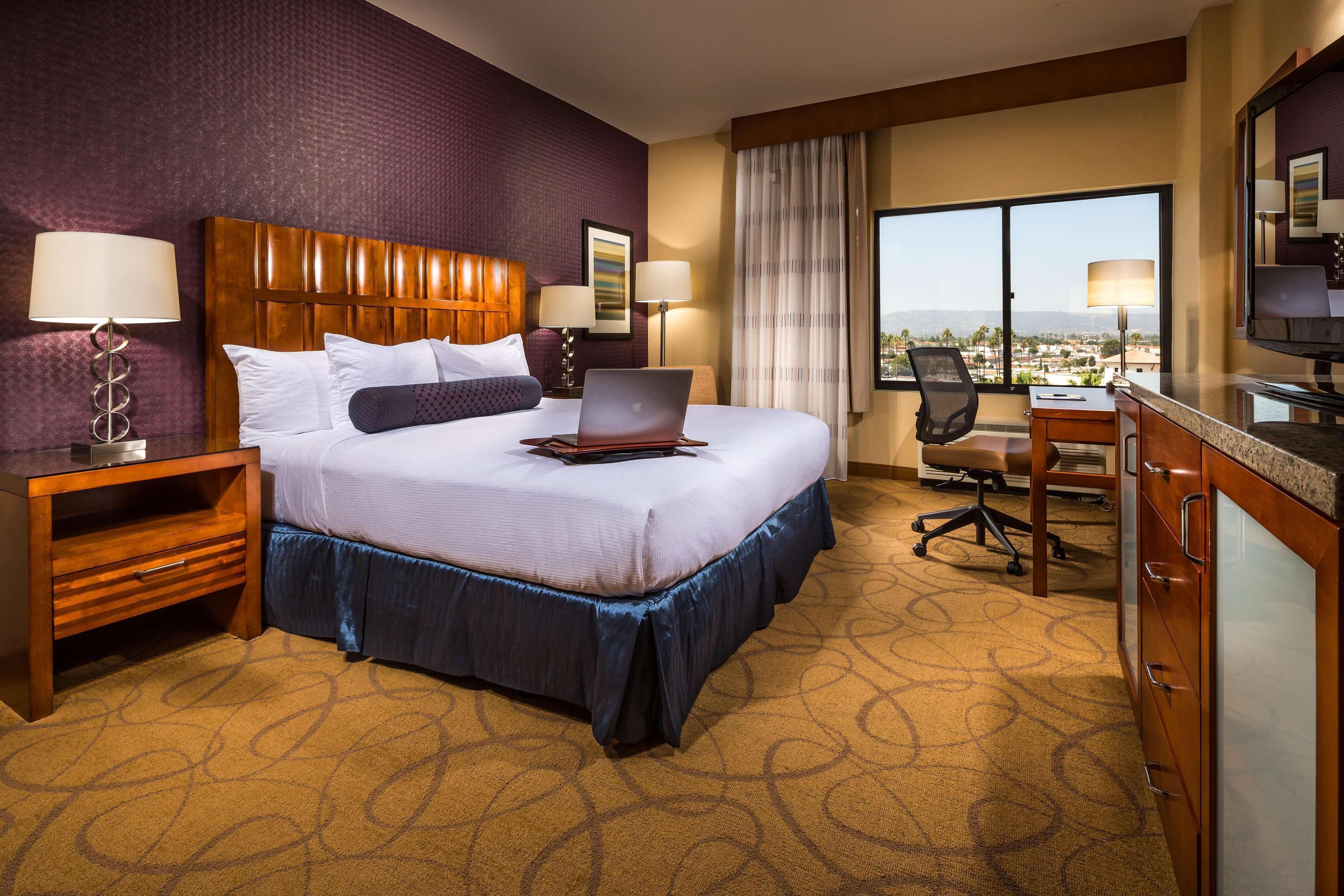 Doubletree By Hilton Carson Hotel Екстериор снимка