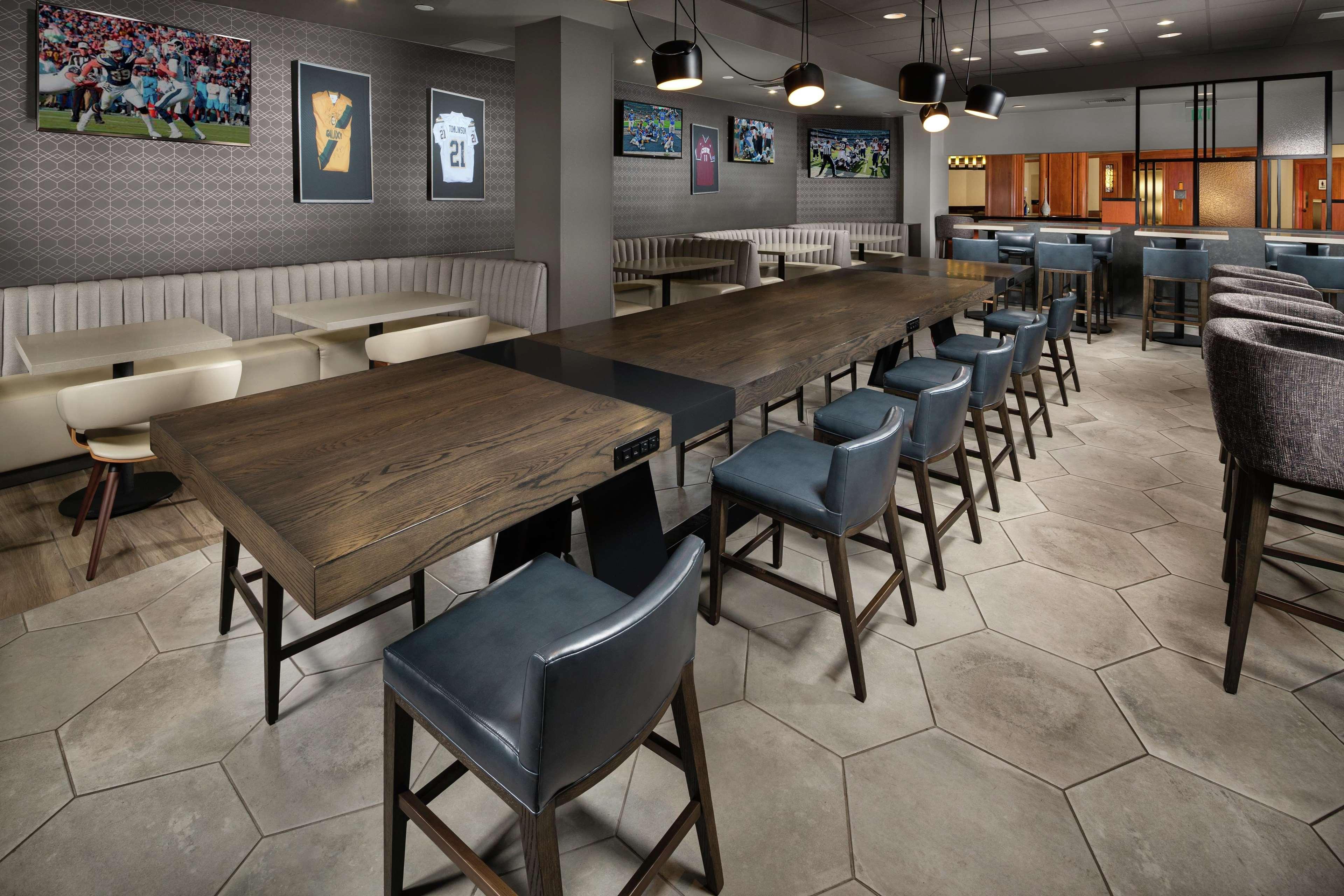 Doubletree By Hilton Carson Hotel Екстериор снимка