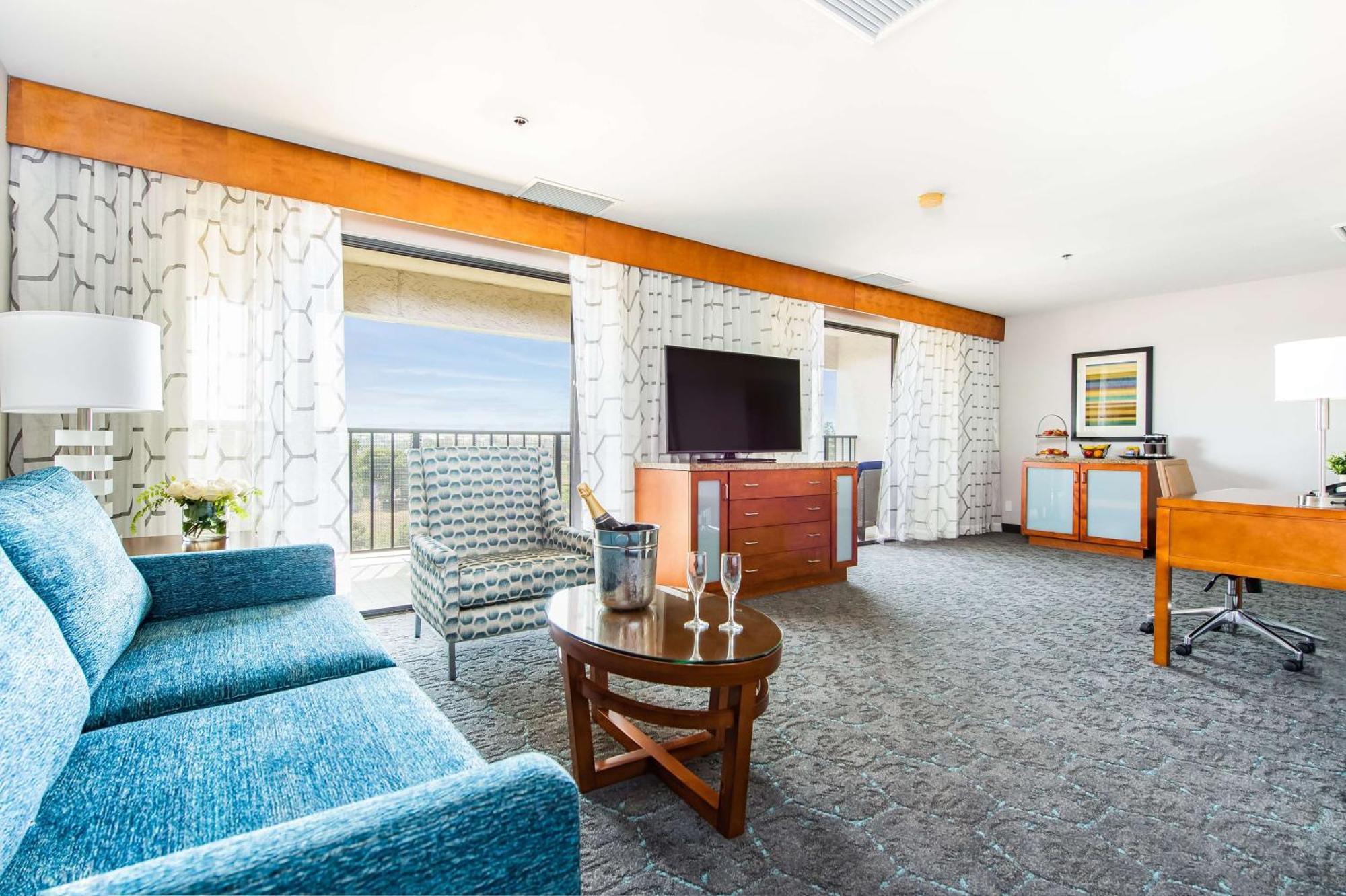 Doubletree By Hilton Carson Hotel Екстериор снимка