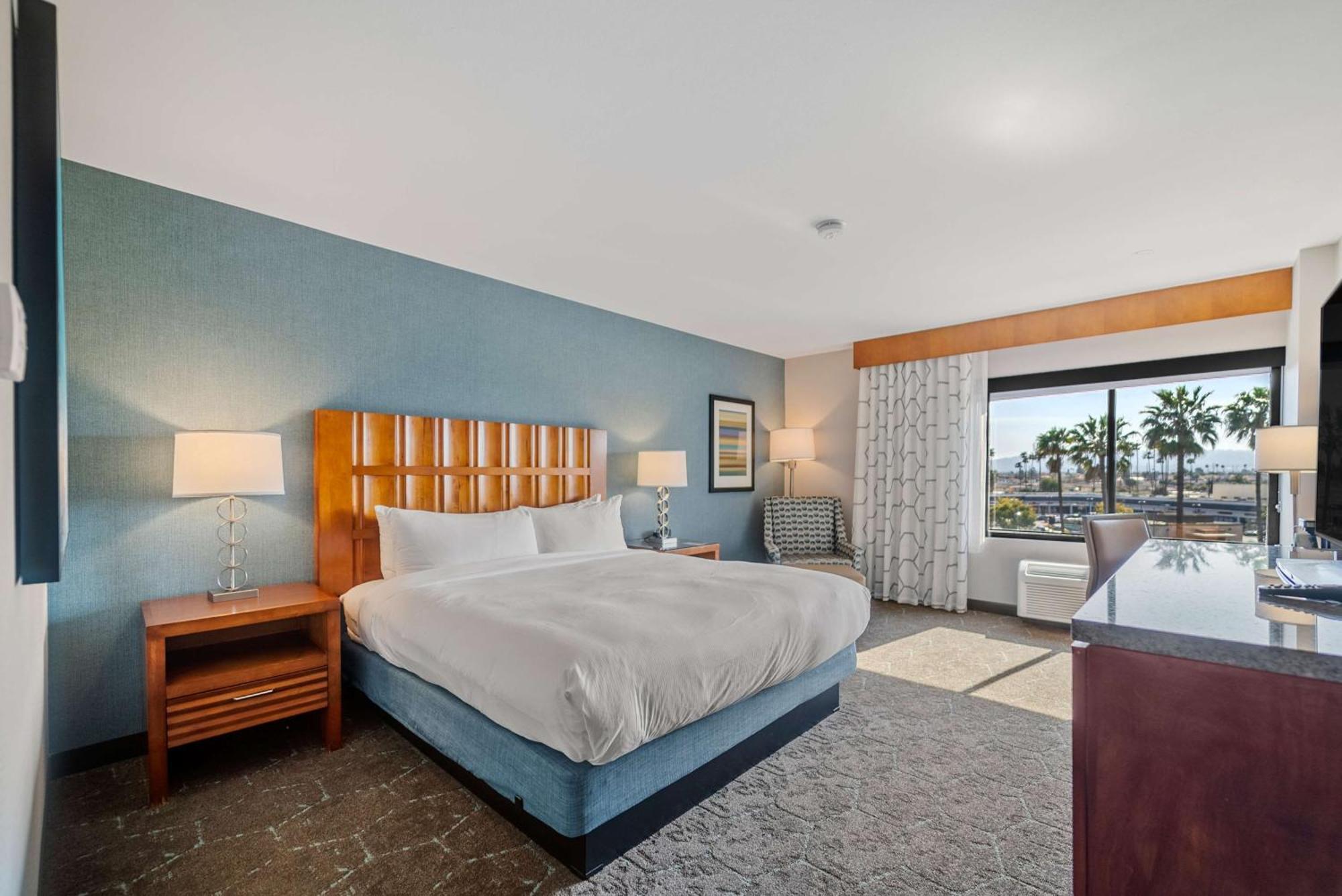 Doubletree By Hilton Carson Hotel Екстериор снимка