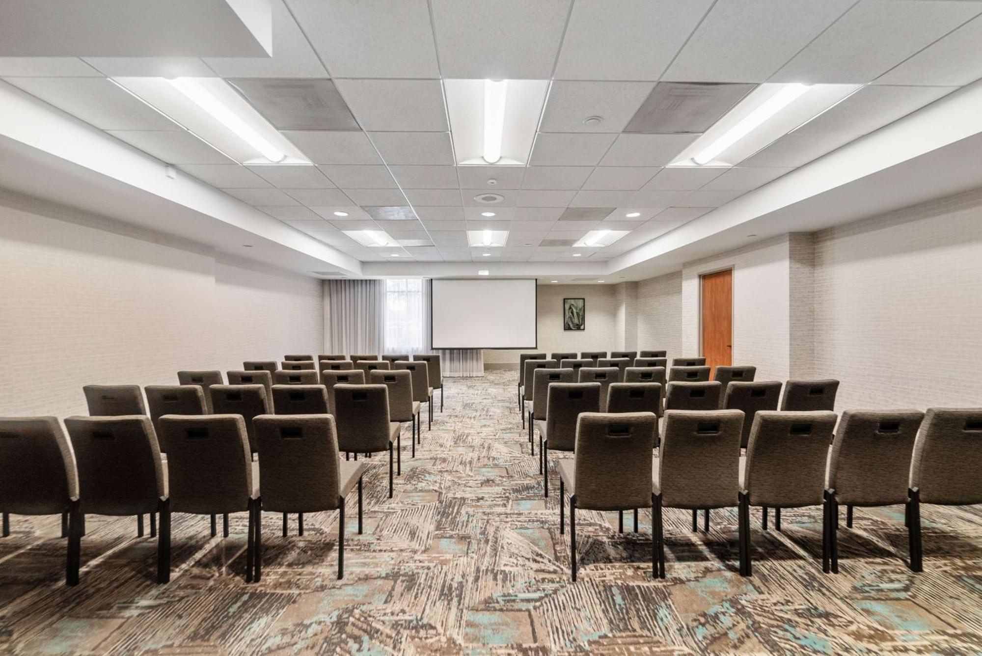 Doubletree By Hilton Carson Hotel Екстериор снимка